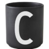Caneca Arne Jacobsen letra C Black Design Cartas Arne Jacobsen