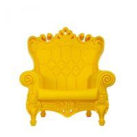Слајд на жолтата фотелја од мала Queenубовна кралица Моропигати 1