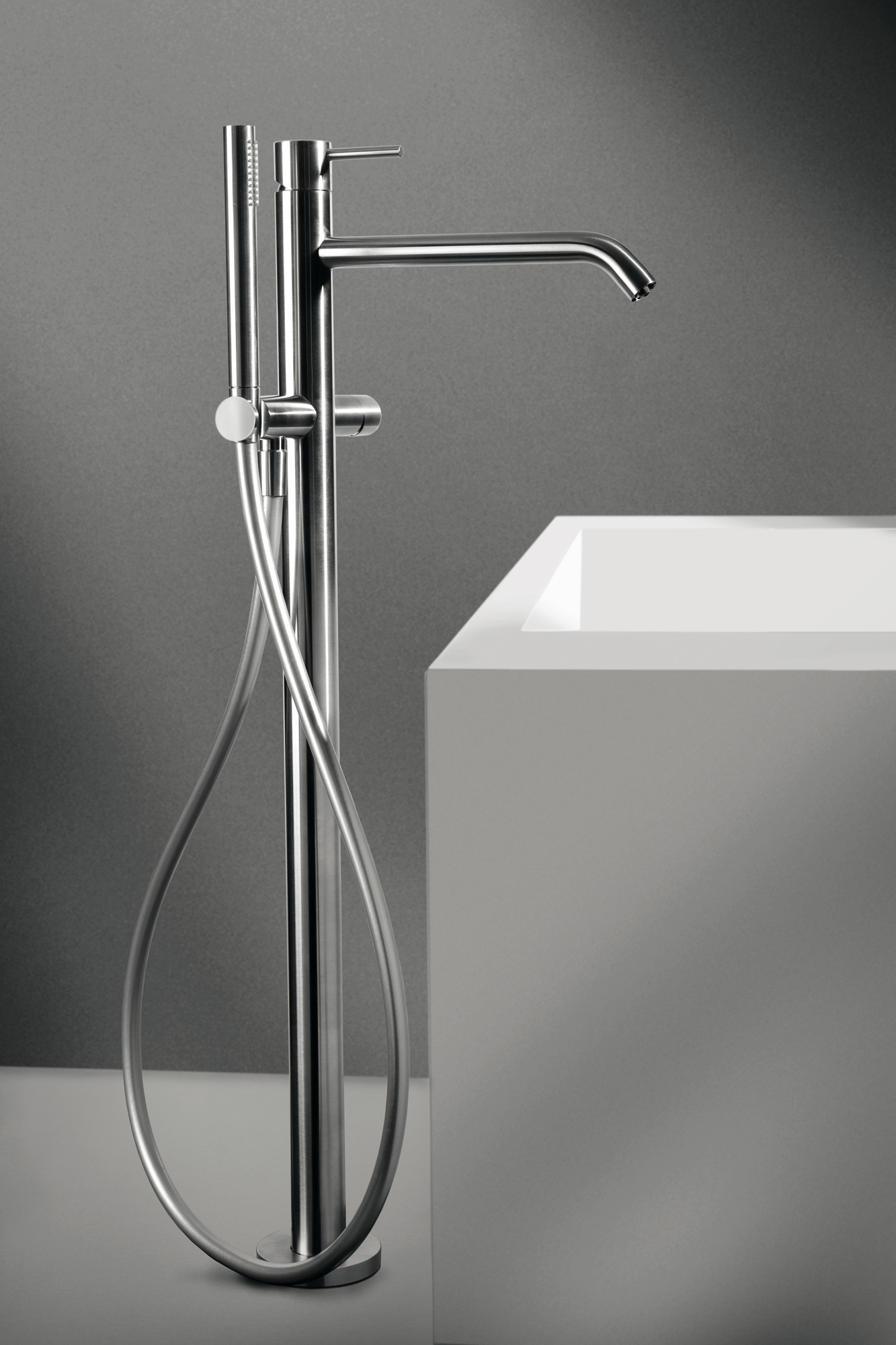 Rubinetto incasso a pavimento CleoSteel 48 per vasca, completo di doccetta. Finitura Acciaio Inox Spazzolato